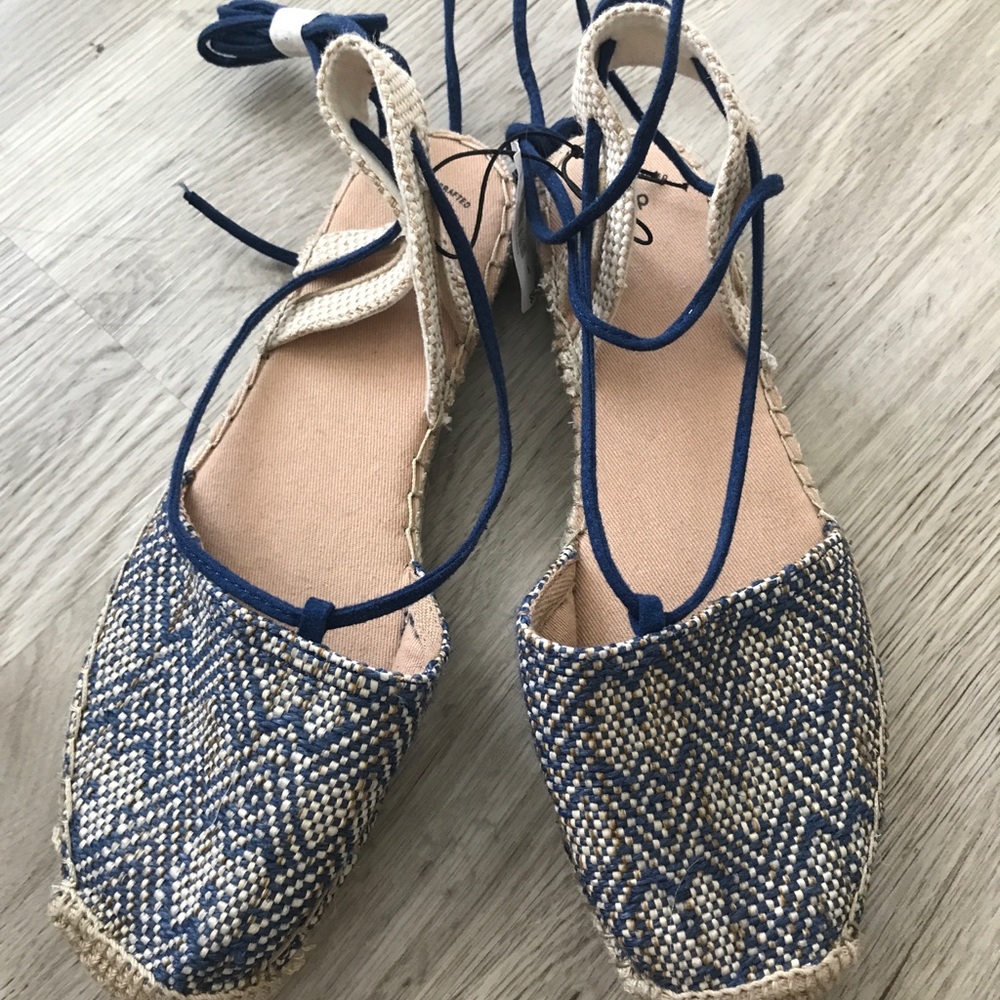 *NWT* Gap Tie Sandals
